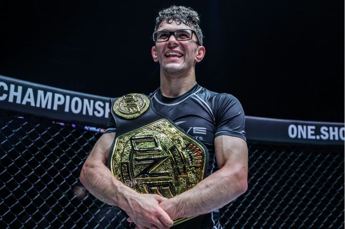 Mikey Musumeci dinobatkan sebagai juara submission grappling pertama ONE Championship setelah mengalahkan Cleber Sousa di ONE Fight Night 2, Sabtu (1/10/2022) di Singapura.