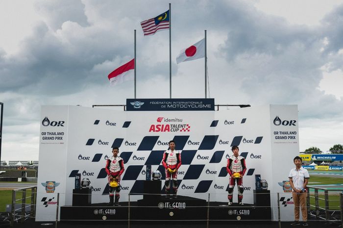 Veda Ega Pratama (kiri), berhasil meraih podium kedua pada race pertama ajang Idemitsu Asia Talent Cup (IATC) 2022, yang berlangsung di Chang International Circuit, Buriram Thailand