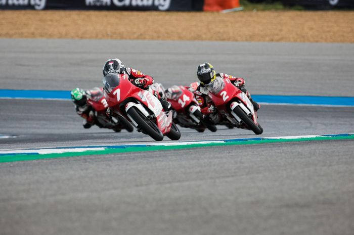 Aksi Veda Ega Pratama pada race pertama ajang Idemitsu Asia Talent Cup (IATC) 2022, yang berlangsung di Chang International Circuit, Buriram Thailand