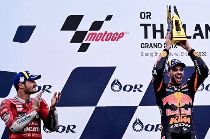 Pembalap Red Bull KTM, Miguel Oliveira (kanan) merayakan kemenangan pada balapan MotoGP Thailand 2022, di Sirkuit Chang Buriram, Minggu (2/10/2022).