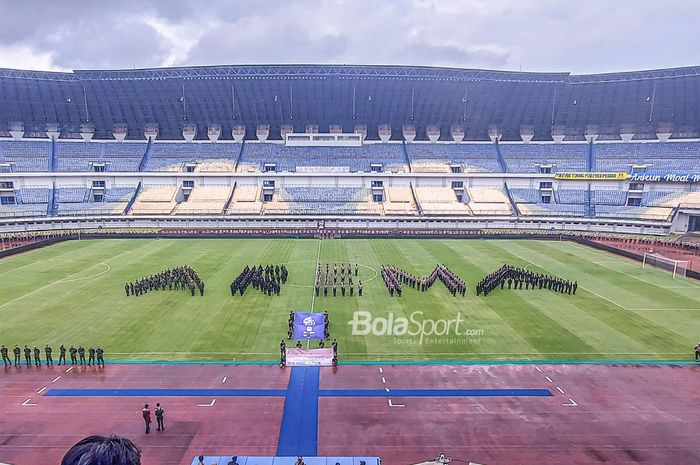 Solidaritas untuk para korban jiwa yang ricuh seusai laga Arema FC kontra Persebaya Surabaya di Gelora Bandung Lautan Api, Bandung, Jawa Barat, 2 Oktober 2022.