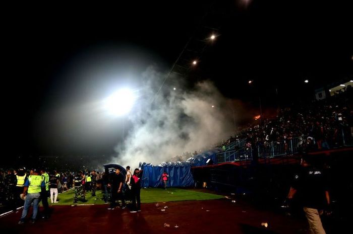 LANGGAR Aturan FIFA Tetap Gunakan Gas Air Mata Di Stadion Kanjuruhan ...