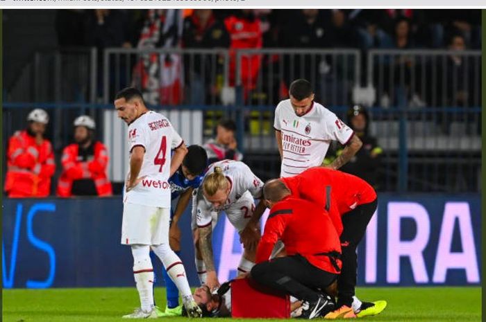 Kapten AC Milan, Davide Calabria, terbaring di lapangan karena mengalami cedera otot saat melawan Empoli di Stadion Carlo Castellani pada pekan kedelapan Liga Italia 2022-2023, Sabtu (1/10/2022).