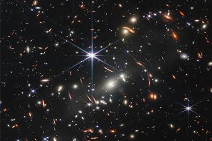 First Deep Field Webb. Ribuan galaksi membanjiri citra inframerah-dekat dan resolusi tinggi dari gugus galaksi SMACS 0723.