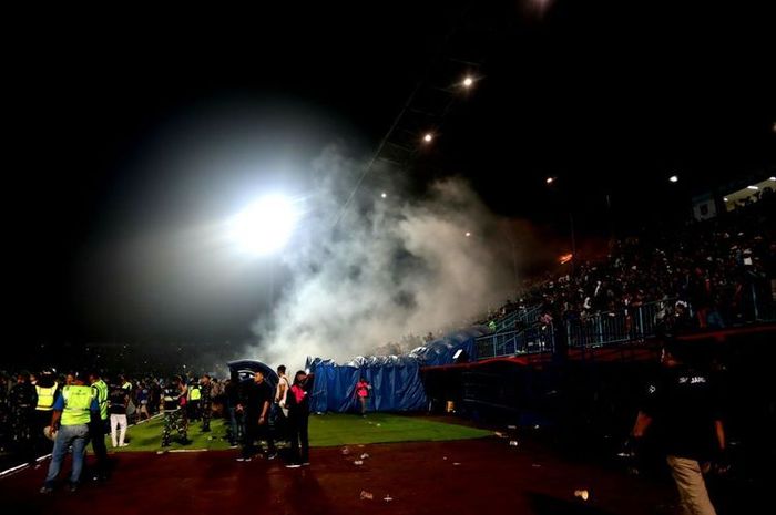 Penggunaan gas air mata dalam kericuhan di Stadion Kanjuruhan, Malang.