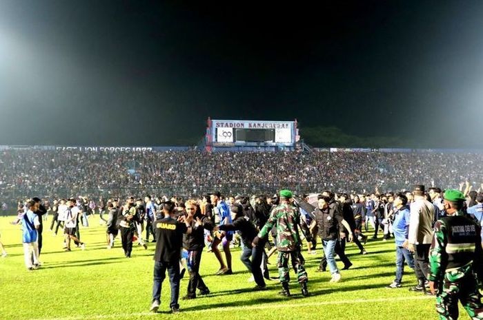 Kericuhan dan kerusuhan mewarnai pertandingan pekan ke-11 Liga 1 2022-2023 bertajuk derbi Jawa Timur, Arema FC dan Persebaya Surabaya, di Stadion Kanjuruhan, Kepanjen, Malang, Sabtu (1/10/2022)