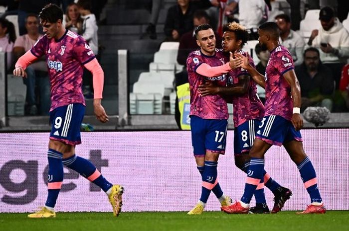Filip Kostic (tengah) merayakan golnya dalam duel Liga Italia Juventus vs Bologna di Allianz Stadium Turin (2/10/2022).