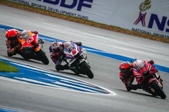 Pembalap Ducati Lenovo, Francesco Bagnaia, diikuti Johann Zarco (Prima Pramac) dan Marq Marquez (Repsol Honda) pada balapan MotoGP Thailand 2022, Minggu, 2 Oktober 2022