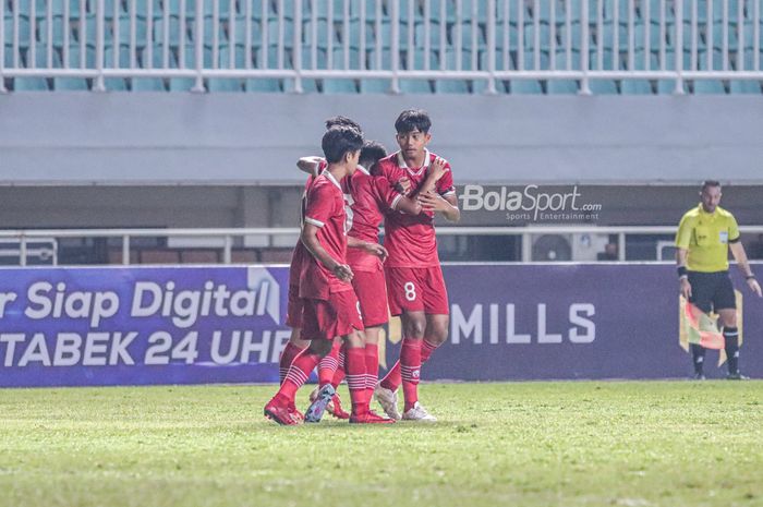 Pemain timnas U-17 Indonesia, Arkhan Kaka Putra, nampak melakukan selebrasi menyambut pelukan rekannya seusai mencetak gol dalam laga pekan pertama grup B Kualifikasi Piala Asia U-17 2023 di Stadion Pakansari, Bogor, Jawa Barat, 3 Oktober 2022.