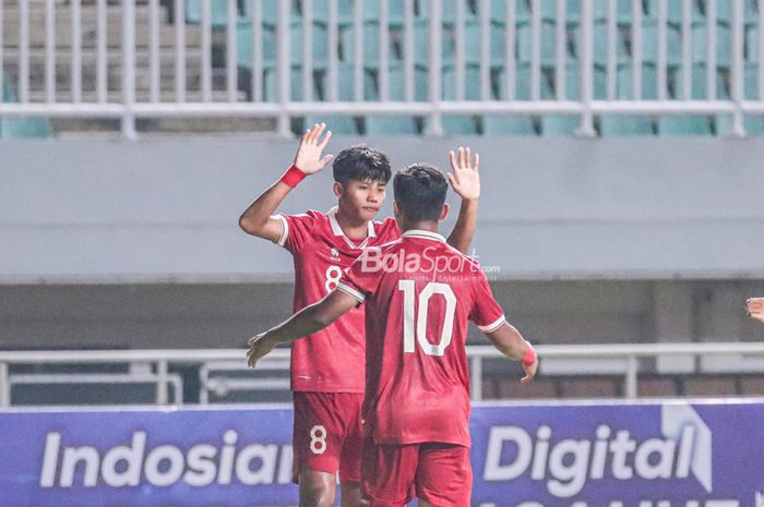 Pemain timnas U-17 Indonesia, Arkhan Kaka Putra, nampak melakukan selebrasi menyambut pelukan rekannya seusai mencetak gol dalam laga pekan pertama grup B Kualifikasi Piala Asia U-17 2023 di Stadion Pakansari, Bogor, Jawa Barat, 3 Oktober 2022.