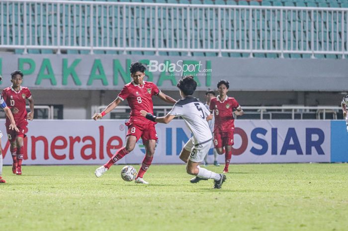 Pemain timnas U-17 Indonesia, Arkhan Kaka Putra (kiri), sedang menguasai bola dalam laga pekan pertama grup B Kualifikasi Piala Asia U-17 2023 di Stadion Pakansari, Bogor, Jawa Barat, 3 Oktober 2022.