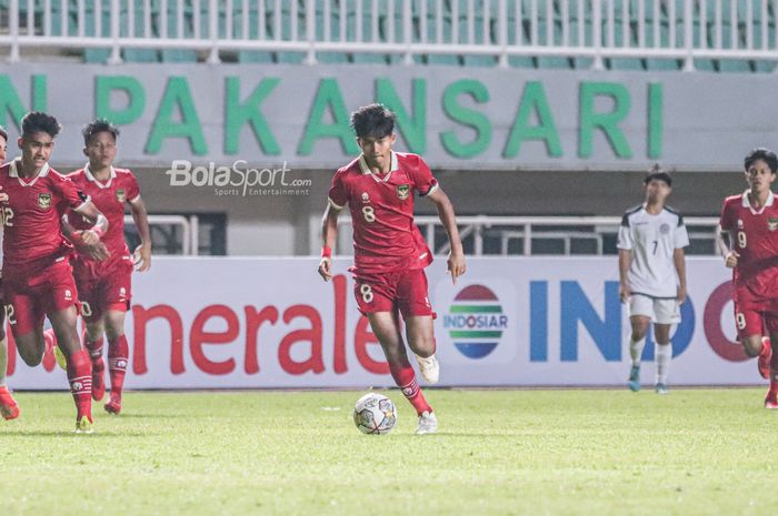 Pemain timnas U-17 Indonesia, Arkhan Kaka Putra (tengah), sedang menggiring bola dalam laga pekan pertama grup B Kualifikasi Piala Asia U-17 2023 di Stadion Pakansari, Bogor, Jawa Barat, 3 Oktober 2022.