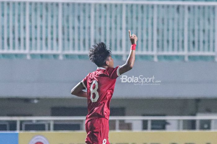 Pemain timnas U-17 Indonesia, Arkhan Kaka Putra, nampak melakukan selebrasi seusai mencetak gol dalam laga pekan pertama grup B Kualifikasi Piala Asia U-17 2023 di Stadion Pakansari, Bogor, Jawa Barat, 3 Oktober 2022.