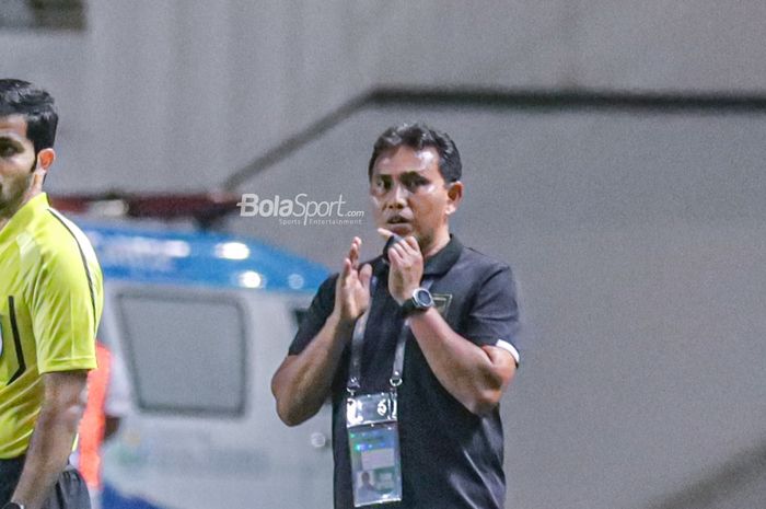 Pelatih timnas U-17 Indonesia, Bima Sakti, sedang memberikan intruksi kepada para pemainnya dalam laga pekan pertama grup B Kualifikasi Piala Asia U-17 2023 di Stadion Pakansari, Bogor, Jawa Barat, 3 Oktober 2022.