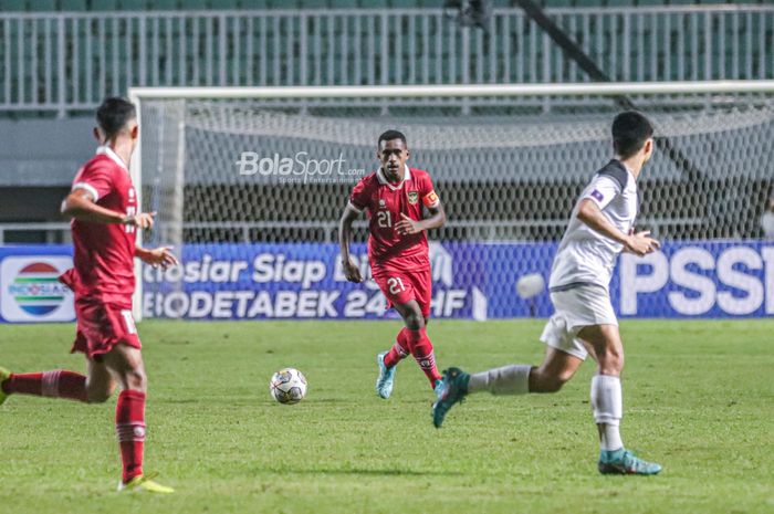 Bek timnas U-17 Indonesia, Muhammad Iqbal Gwijangge (tengah), sedang menguasai bola saat bertanding dalam laga pekan pertama grup B Kualifikasi Piala Asia U-17 2023 di Stadion Pakansari, Bogor, Jawa Barat, 3 Oktober 2022.