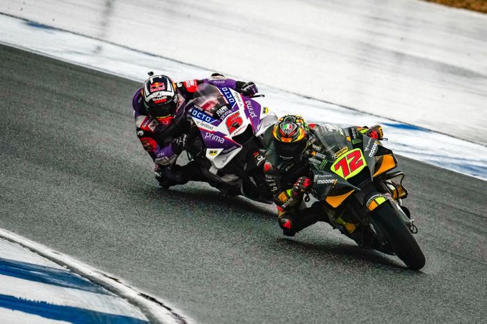 Pembalap Mooney VR46, Marco Bezzecchi, sedang bertarung dengan Johann Zarco (Prima Pramac) pada balapan MotoGP Thailand 2022, Minggu, 2 Oktober 2022