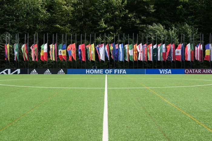 Pengibaran bendera setengah tiang para negara anggota yang dilakukan di markas besar FIFA, Zurich, Swiss, sebagai bentuk penghormatan para korban Tragedi Kanjuruhan.