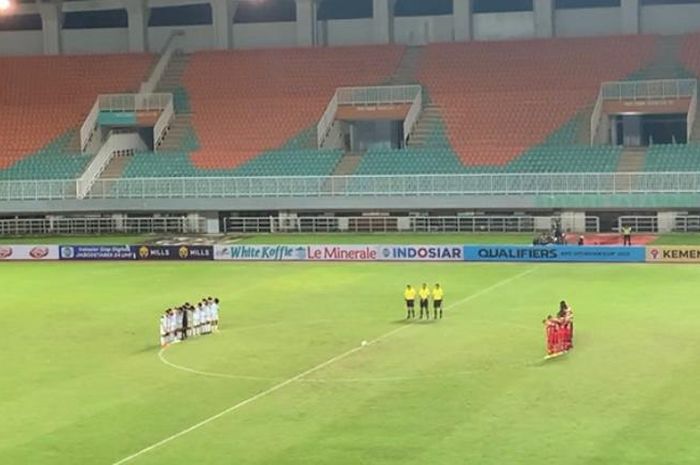 Laga Grup B Kualifikasi Piala Asia U-17 2023 antara timnas U-17 Indonesia vs Guam diawali dengan mengheningkan cipta selama satu menit di Stadion Pakansari, Cibinong, Kabupaten Bogor, Jawa Barat, Senin (3/10/2022).