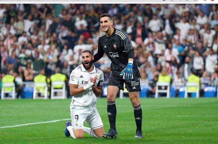 Ekspresi Karim Benzema usai dilanggar David Garcia di dalam kotak penalti dalam pertandingan antara Real Madrid dan Osasuna pada pekan ketujuh Liga Spanyol 2022-2023 di Stadion Santiago Bernabeu, Minggu (2/10/2022).