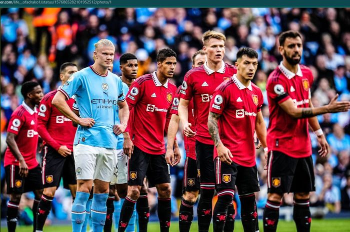 Momen penyerang Manchester City, Erling Haaland mendapat kawalan ketat dari para pemain Manchester United dalam duel Derbi Manchester di Etihad Stadium, Minggu (2/10/2022) malam WIB.