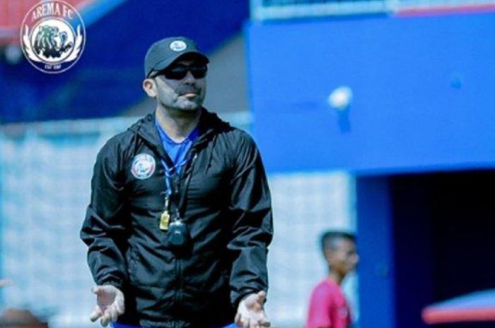 Pelatih Arema FC Javier Roca berbicara terus tentang soal penyebab tragedi di Stadion Kanjuruhan, Malang, usai meladeni Persebaya Surabaya dalam Liga 1, Sabtu (1/10/2022).