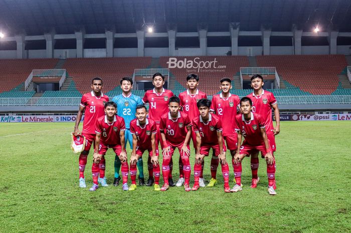 Skuat Timnas U-17 Indonesia berfoto bersama dalam laga pekan pertama Grup B Kualifikasi Piala Asia U-17 2023 di Stadion Pakansari, Bogor, Jawa Barat, 3 Oktober 2022.