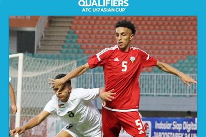 Pemain Timnas U-17 Uni Emirat Arab berduel dengan pemain Timnas U-17 Palestina.