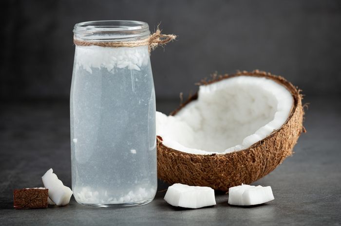Minum air kelapa secara berlebihan tak baik untuk kesehatan tubuh.