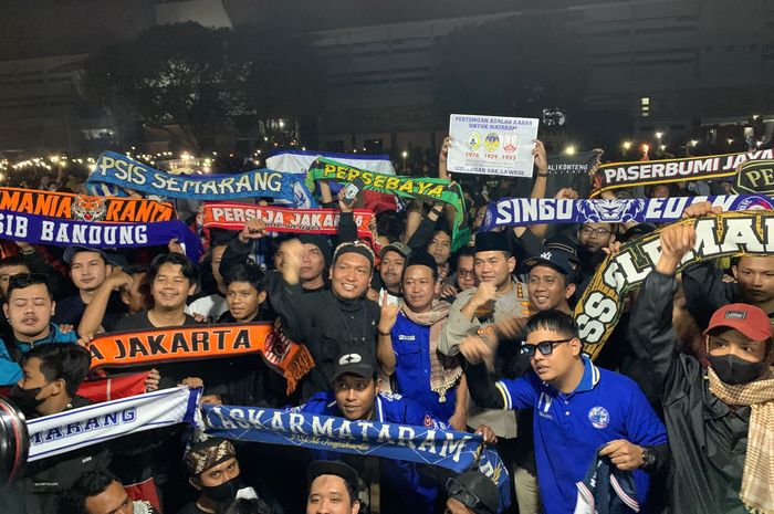 Foto kelompok suporter yang berkumpul di Stadion Mandala Krida lengkap dengan scarf masing-masing