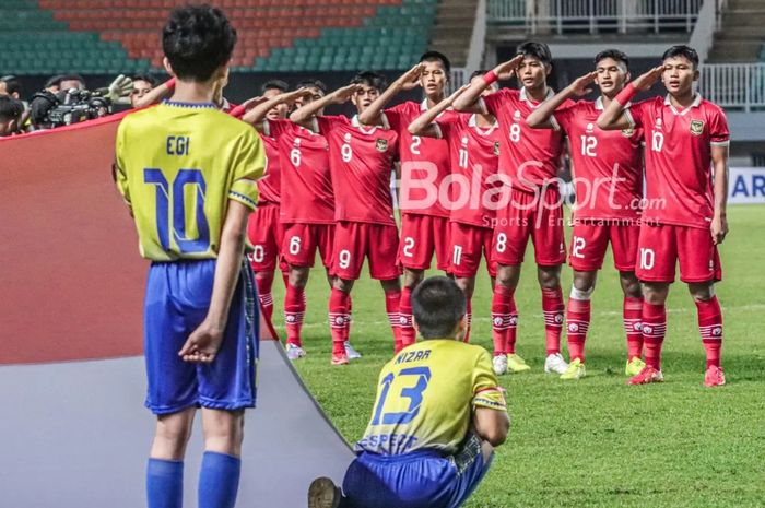 Skuat timnas U-17 Indonesia (skuad timnas U-17 Indonesia) sedang hormat ke Bendera Merah Putih dalam laga pekan pertama grup B Kualifikasi Piala Asia U-17 2023 di Stadion Pakansari, Bogor, Jawa Barat, 3 Oktober 2022.