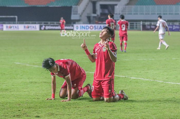 Striker Timnas U-17 Indonesia, Muhammad Nabil Asyura (kanan) selebrasi seusai mencetak gol dalam laga Kualifikasi Piala Asia U-17 2023 kontra Uni Emirat Arab di Stadion Pakansari, Bogor, Rabu (5/10/2022).