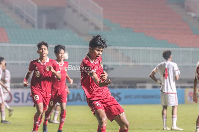 Pemain timnas U-17 Indonesia, Arkhan Kaka Putra (kanan), sedang melakukan selebrasi seusai mencetak gol dalam laga Kualifikasi Piala Asia U-17 2023 di Stadion Pakansari, Bogor, Jawa Barat, 5 Oktober 2022.