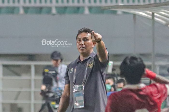 Pelatih Timnas U-17 Indonesia Bima Sakti memberikan arahan kepada para pemainnya saat berlaga pada laga Kualifikasi Piala Asia U-17 2023 di Stadion Pakansari, Bogor, Jawa Barat, 5 Oktober 2022.