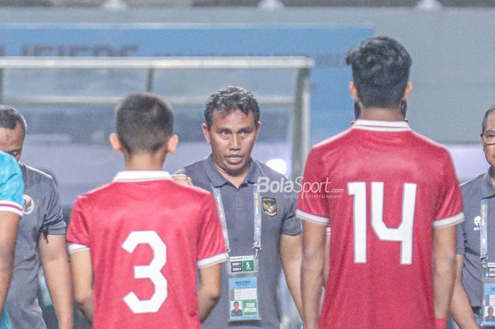 Pelatih timnas U-17 Indonesia, Bima Sakti, sedang memberikan intruksi kepada para pemainnya ketika bertanding dalam laga Kualifikasi Piala Asia U-17 2023 di Stadion Pakansari, Bogor, Jawa Barat, 5 Oktober 2022.