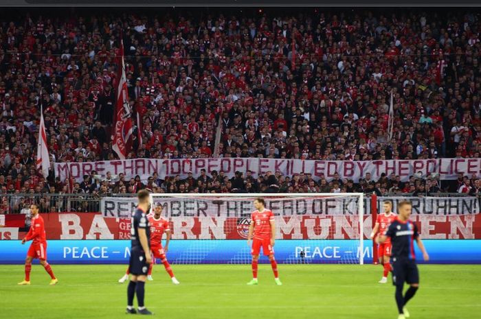 Spanduk suporter Bayern Muenchen untuk korban Kanjuruhan