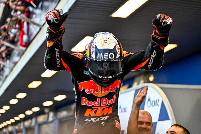 Pembalap Red Bull KTM, Miguel Oliveira merayakan kemenangannya pada MotoGP Thailand 2022.