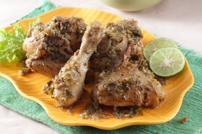 Hidangan ayam panggang bumbu cabai hijau.