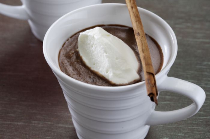 Hidangan hot coffee choco cream, minuman hangat kekinian ala kafe yang cocok untuk menu buka puasa Ramadan.