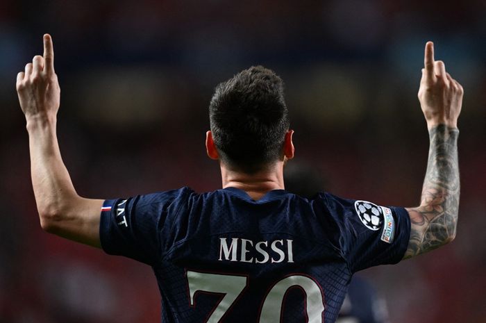Lionel Messi merayakan golnya saat PSG bertandang ke markas Benfica pada duel Liga Champions di Lisabon (5/10/2022).