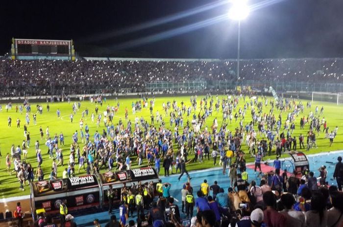 Kerusuhan dalam laga Arema FC kontra Persib Bandung di Stadion Kanjuruhan pada 14 April 2018.
