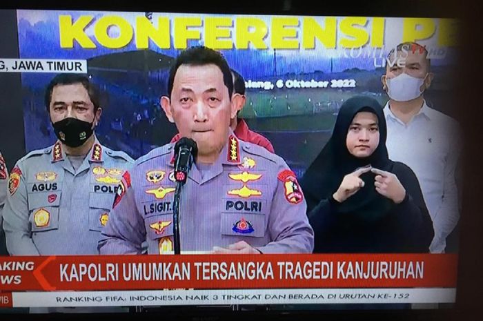 Kapolri Jenderal Listyo Sigit Prabowo mengumumkan tersangka Tragedi Kanjuruhan dalam konferensi pers di Malang, Kamis (6/10/2022) malam WIB.