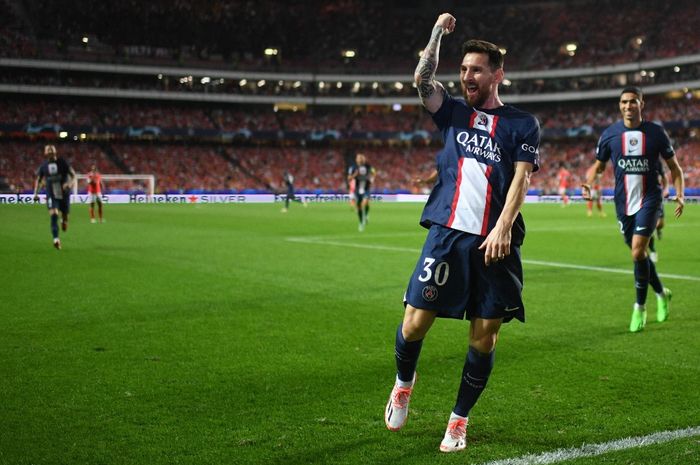 Penyerang Paris Saint-Germain, Lionel Messi, merayakan gol ke gawang Benfica dalam laga Grup H Liga Champions di Stadion da Luz, Rabu (5/10/2022).