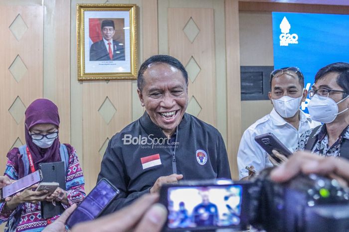 Menteri Pemuda dan Olahraga Republik Indonesia, Zainudin Amali, tampak sumringah saat  sedang memberikan keterangan kepada awak media di Kantor Kemenpora, Senayan, Jakarta, 6 Oktober 2022.