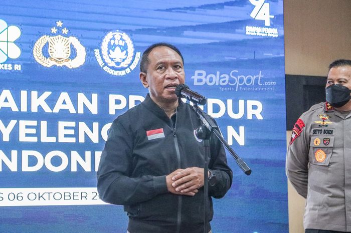 Menteri Pemuda dan Olahraga Republik Indonesia, Zainudin Amali,  sedang memberikan keterangan kepada awak media di Kantor Kemenpora, Senayan, Jakarta, 6 Oktober 2022.