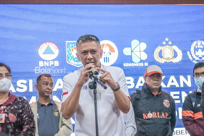Wakil Ketua PSSI, Iwan Budianto, nampak memberikan keterangan pers dalam rapat evaluasi dan perbaikan prosedur pengamanan penyelenggaraan sepak bola nasional di Kemenpora, Jakarta, 6 Oktober 2022.