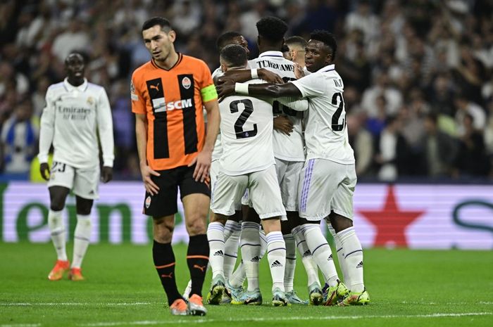 Para pemain Real Madrid merayakan gol ke gawang Shakhtar Donetsk dalam laga Grup F Liga Champions di Stadion Santiago Bernabeu, Rabu (5/10/2022).
