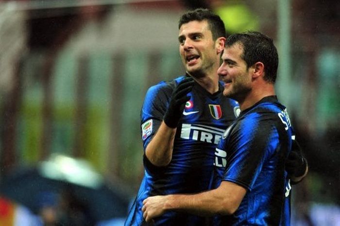 Dejan Stankovic (kanan) dan Thiago Motta dalam pertandingan Inter Milan vs Parma di Liga Italia di San Siro, Milano (28/10/2010). Kini latih Sampdoria, Stankovic akan menjadi lawan Inter.