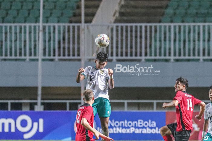 Pemain timnas U-17 Indonesia, Muhammad Narendra Tegar, sedang menyundul bola ketika bertanding dalam laga Kualifikasi Piala Asia U-17 2022 di Stadion Pakansari, Bogor, Jawa Barat , 7 Oktober 2022.