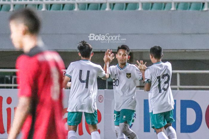 Pemain timnas U-17 Indonesia, Habil Abdillah Yafi (kanan), tampak mendapatkan sambutan dari rekannya seusai ia mencetak gol dalam laga Kualifikasi Piala Asia U-17 2022 di Stadion Pakansari, Bogor, Jawa Barat , 7 Oktober 2022.