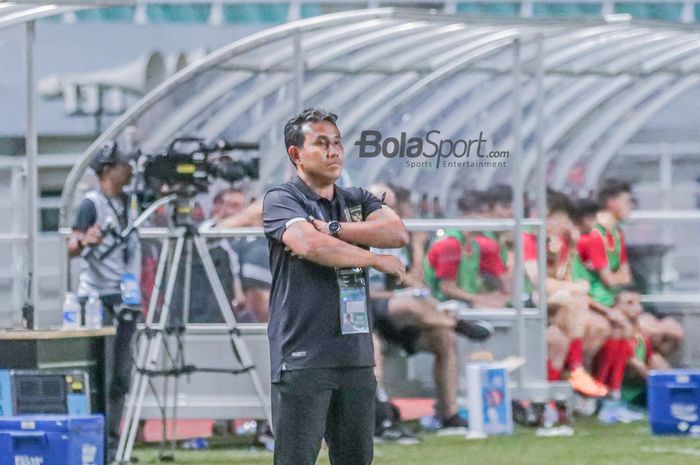 Pelatih timnas U-17 Indonesia, Bima Sakti, tampak sedang memantau para pemainnya dalam laga Kualifikasi Piala Asia U-17 2022 di Stadion Pakansari, Bogor, Jawa Barat , 7 Oktober 2022.